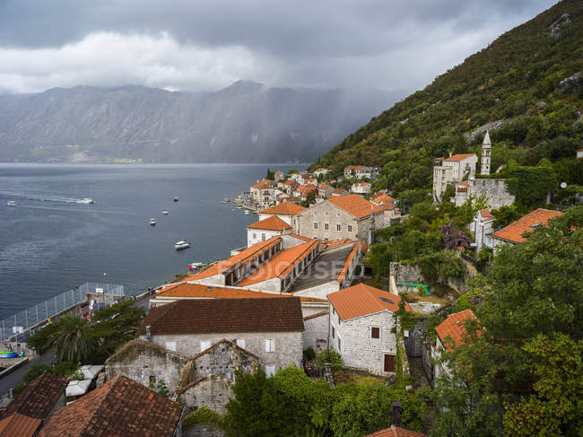 Case e barche lungo la baia di Kotor; Perast, Montenegro — Foto stock