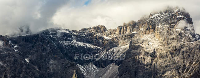 Panorama della catena montuosa con copertura nuvolosa; Sesto, Bolzano, Italia — Foto stock
