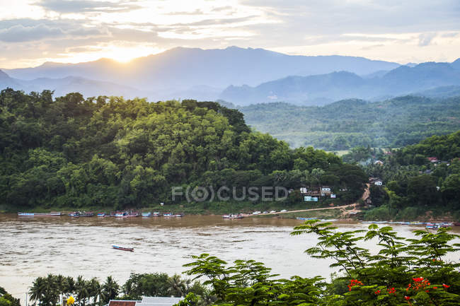 Вид на реку Мей с горы Пхуси; Луанг-Банг, Лаос — стоковое фото
