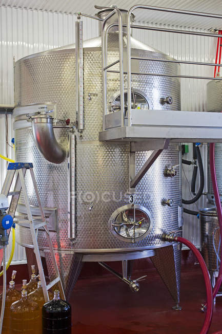 Tanques de bodega y fermentación en el viñedo - foto de stock