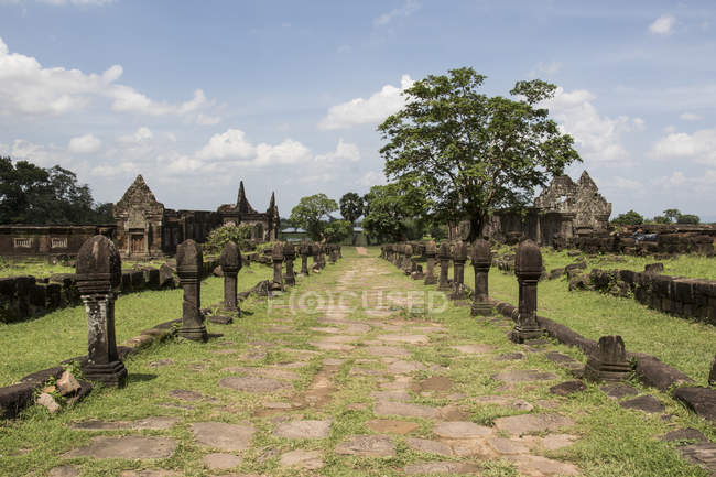 Calzada bordeada por postes de piedra arenisca, complejo del templo de Vat Phou; Champasak, Laos - foto de stock