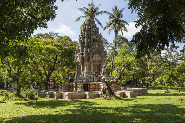 Pagoda de estilo jemer en Wat Damnak; Siem Reap, Camboya - foto de stock