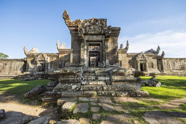 Разрушенный храм Гопура III, Храм Преах Вихеар; Преах Вихеар, Камбоджа — стоковое фото