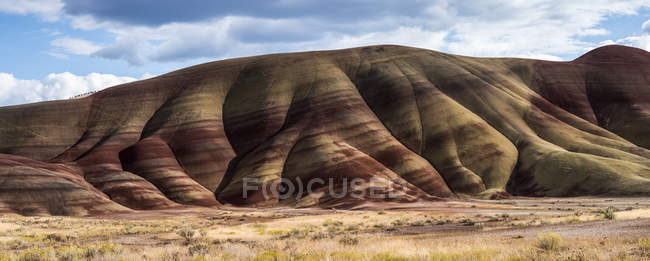 Camadas coloridas de minerais são expostas no John Day Fossil Beds National Monument; Mitchell, Oregon, Estados Unidos da América — Fotografia de Stock