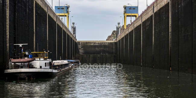 Puerta de hierro, central hidroeléctrica, la presa más grande del río Danubio y una de las centrales hidroeléctricas más grandes de Europa; Drobeta-Turnu Severin, Judeul Mehedini, Serbia - foto de stock