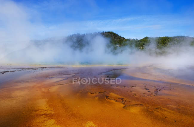 Midway Geyser Basin with the Grand Prismatic Spring, Yellowstone National Park ; Wyoming, États-Unis d'Amérique — Photo de stock
