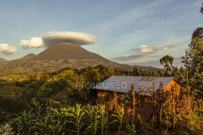 Lentikularwolke über einem Berg im Vulkan-Nationalpark; Ruanda — Stockfoto