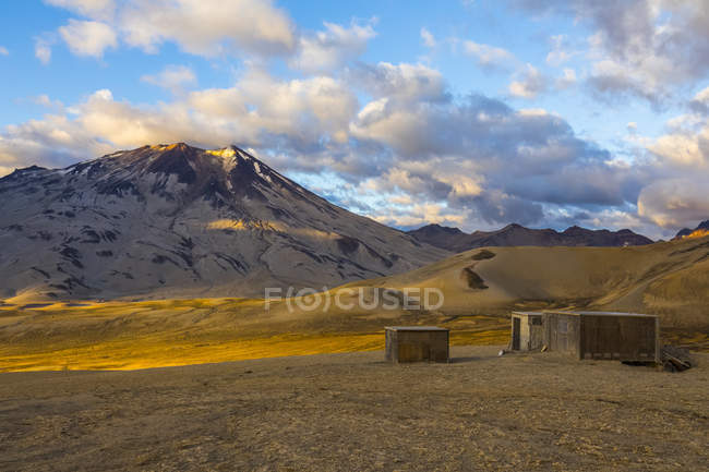 Mt. Griggs rises over the Valley of Ten Thousand Smokes and the Baked Mountain Huts in Katmai National Park; Alaska, United States of America — Stock Photo