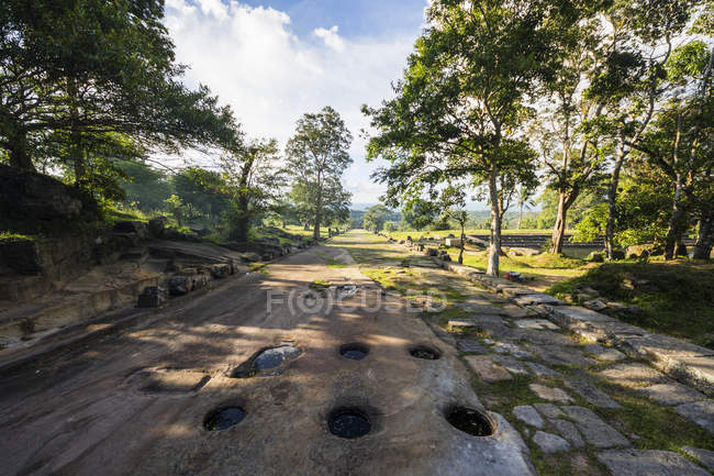 Trous dans la chaussée latérite, Temple Preah Vihear ; Preah Vihear, Cambodge — Photo de stock