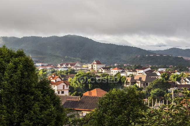 Vista de Phonsavan, la capital provincial de la provincia de Xiangkhouang, con colinas boscosas; Phonsavan, Xiangkhouang, Laos - foto de stock