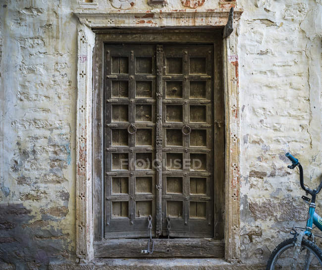 Вивітрювання дерев'яних дверей, Джайсалмер Форт, однією з найбільших в повному обсязі зберігся укріплених міст світу; Джайсалмер, Раджастан, Індія — стокове фото