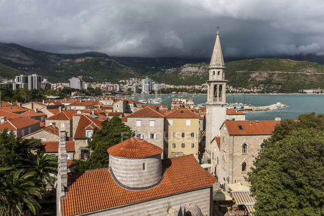 Gebäude und Kirchturm in der Küstenstadt Budva; budva, opstina budva, montenegro — Stockfoto