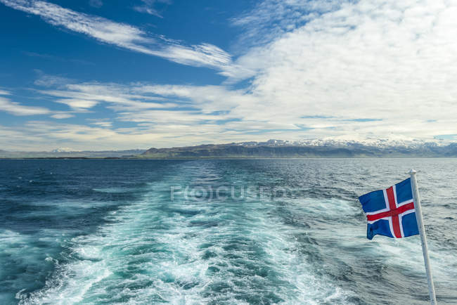 Озираючись назад, материк з поромі на острови Westman; Ісландія — стокове фото