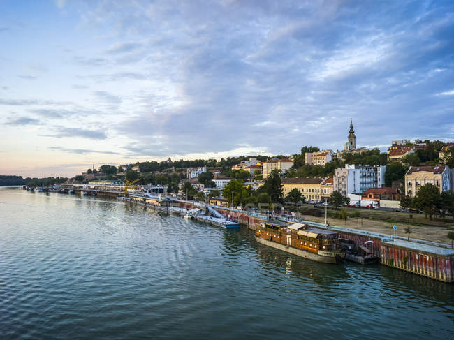 Перегляд Белград від річки Сава; Белград, Воєводина, Сполучені Штати Америки — стокове фото