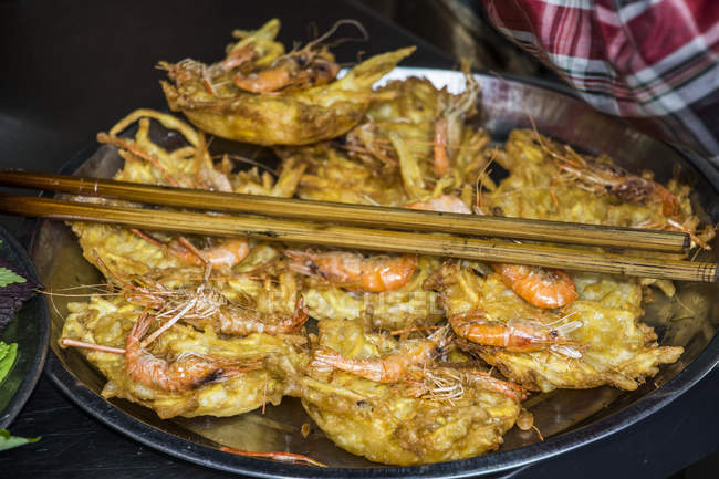 Close-up vista de tradicional asiático profundidade frito camarão bolos — Fotografia de Stock
