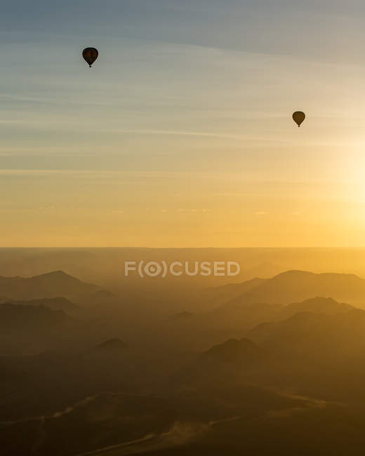 Силует повітряних кулях Золотий небі над піщані дюни при сходом сонця в Наміб; Sossusvlei, Hardap область, Намібія — стокове фото