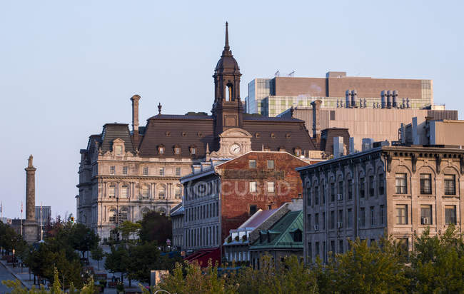 Antiguo Montreal y ayuntamiento; Montreal, Quebec, Canadá - foto de stock