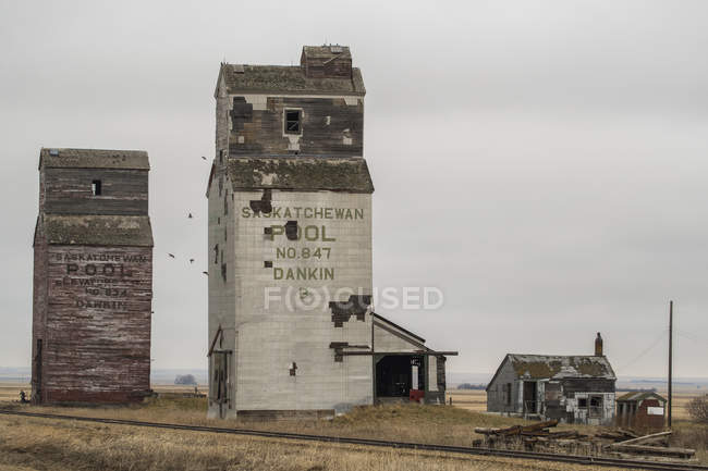 Abandoned grain elevators in rural Saskatchewan; Saskatchewan, Canada — Stock Photo