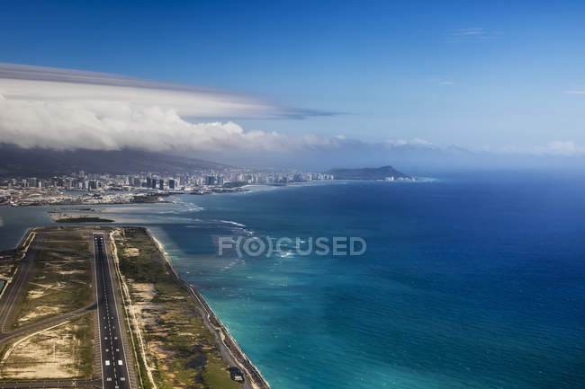 Вид с воздуха на Вайкики из аэропорта Гонолулу с алмазной головой вдалеке; Гонолулу, Оаху, Гавайи, Соединенные Штаты Америки — стоковое фото