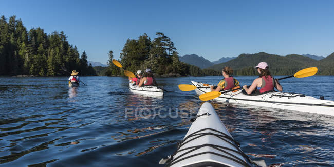 Faire du kayak dans le détroit de Clayoquot, île de Vancouver, Tofino, Colombie-Britannique, Canada — Photo de stock