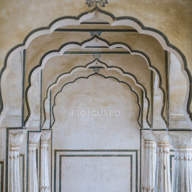 Détail de l'architecture à l'intérieur d'un bâtiment à Amer Fort ; Jaipur, Rajasthan, Inde — Photo de stock