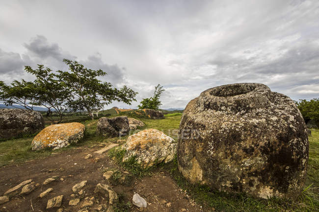Frascos de piedra megalítica en el Sitio 1, Llanura de frascos; Xiangkhouang, Laos - foto de stock