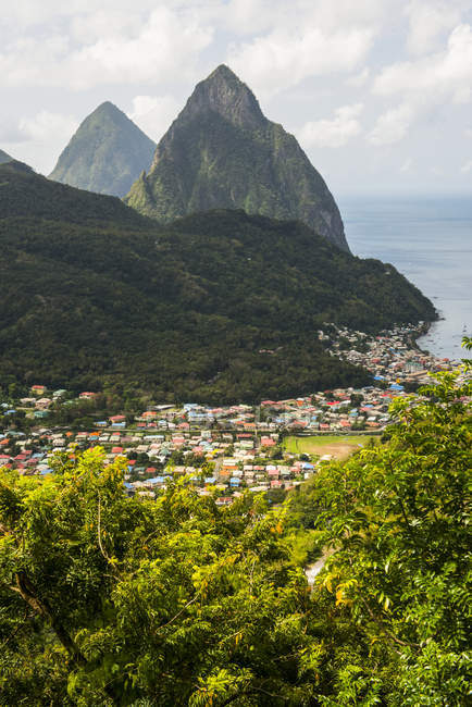 Die pitons (gros pitons & petit piton) bei soufriere; heilige lucia — Stockfoto