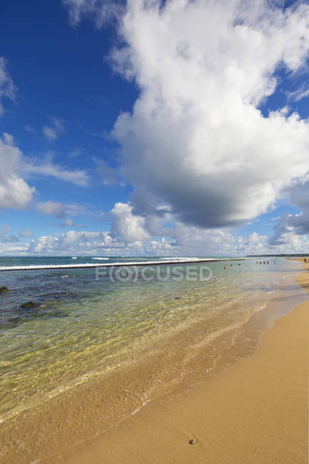 Спокойный океан внутри рифа на Бэби-Бич, северный берег Мауи, Гавайи, США — стоковое фото