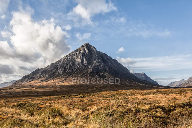 Vista autunnale di Etive Mor in Scozia con cielo blu brillante e bianco; Scozia — Foto stock