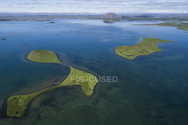 Вымершие вулканы в озере Миватн, Северная Исландия; Исландия — стоковое фото