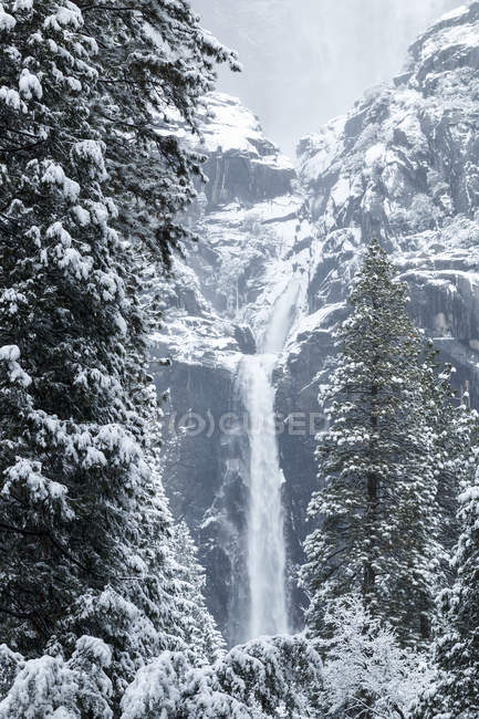 Yosemite Fallt Im Winter Mit Schnee Yosemite Valley Yosemite Nationalpark Kalifornien Vereinigte Staaten Von Amerika Hintergrund Landlicher Raum Stock Photo