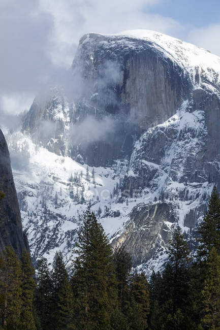 Half Dome Mit Schnee Im Winter Yosemite Valley Yosemite National Park Kalifornien Vereinigte Staaten Von Amerika Boden Saison Stock Photo