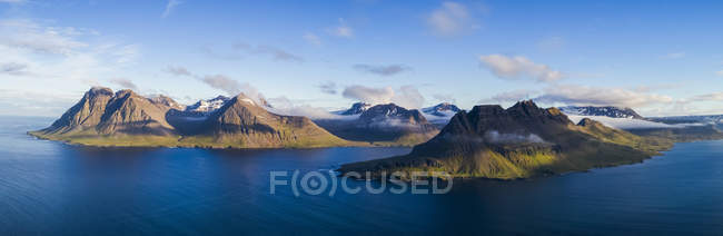 Panoramica della costa degli Stranieri; Djupavik, fiordi occidentali, Islanda — Foto stock