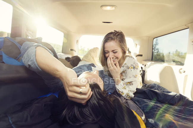 Молодая пара, лежащая в автомобиле вместе — стоковое фото