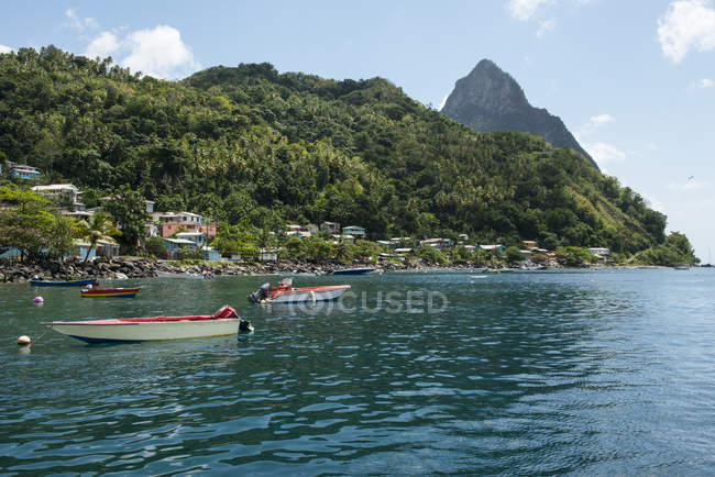 Boote auf dem karibischen Meer im Schatten der Pitons; Heilige Lucia — Stockfoto