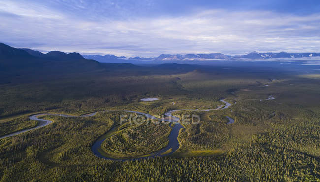 Imagen aérea de un arroyo con las montañas del Parque Nacional Kluane en la distancia, cerca de Haines Junction; Territorio de Yukón, Canadá - foto de stock