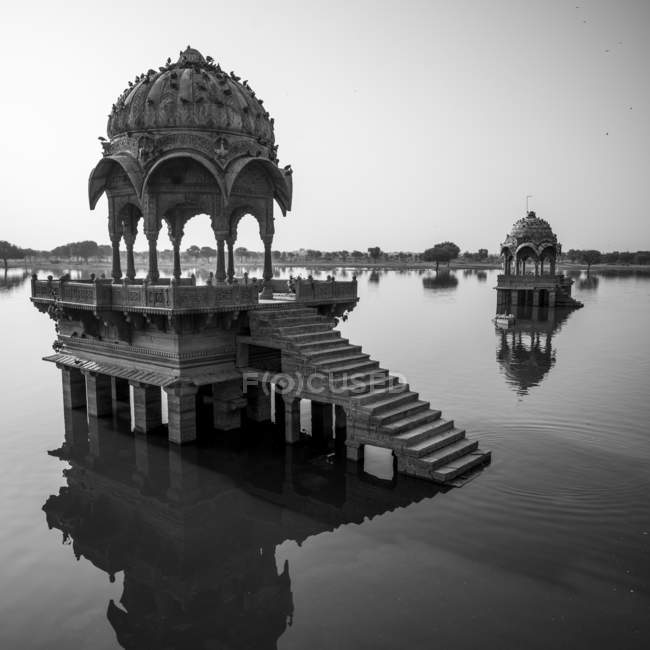 Gadsisar Lake, nomeado após Gadsi Singh e é um reservatório artificial que, até 1965, foi a única fonte de abastecimento de água para a cidade; Jaisalmer, Rajasthan, Índia — Fotografia de Stock