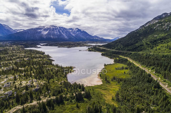 Aussichtsreiche Aussicht entlang der South Klondike Highway; Carcross, Yukon Territorium, Kanada — Stockfoto