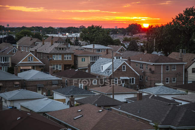 Urban neighborhood Archer Heights in Chicago at sunset; Chicago, Illinois, Estados Unidos da América — Fotografia de Stock