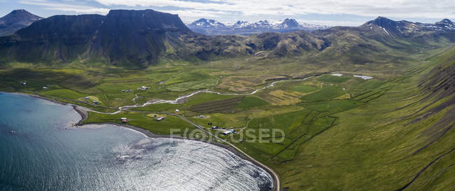 Imagen aérea de la costa de Strandir en los fiordos occidentales, norte de Islandia; Islandia - foto de stock