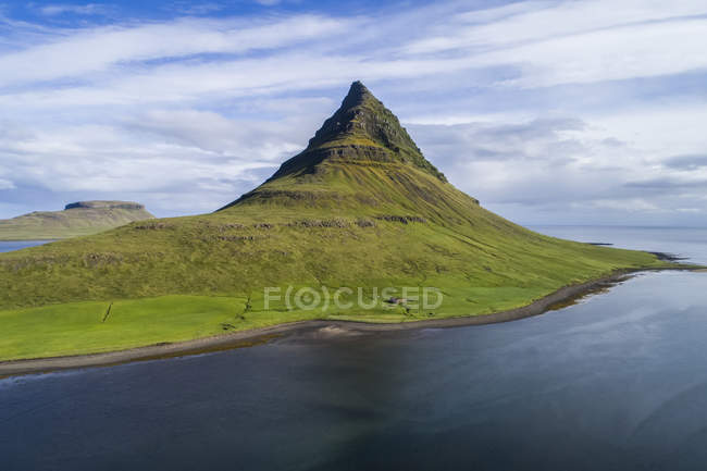 Kirkjufell montagne sur la péninsule de Snaefellsnes ; Islande — Photo de stock