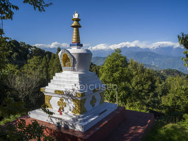 Monument bouddhiste décoratif sur un flanc de montagne avec vue sur l'Himalaya ; Kaluk, Sikkim, Inde — Photo de stock