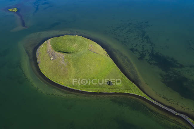 Volcán extinto en el lago Myvatn, norte de Islandia; Islandia - foto de stock