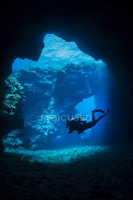 Immersioni subacquee attraverso archi lavici con raggi solari, sito di immersione delle cattedrali; Lanai City, Lanai, Hawaii, Stati Uniti d'America — Foto stock