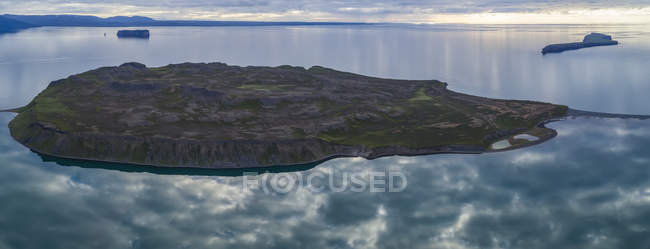 Landbildung im Atlantik vor der Küste des nördlichen Eislandes; hofsos, Island — Stockfoto