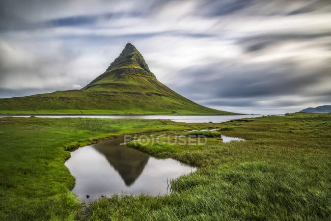 Kirkjufell, la montagna più fotografata in Islanda, qui scattata con una lunga esposizione, penisola di Snaefellsness; Islanda — Foto stock