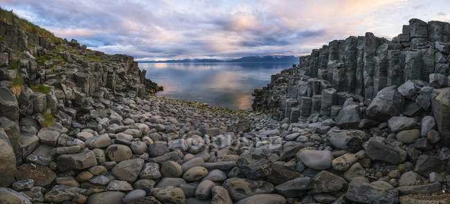 Basalto columnar cerca de Hofsos, Islandia al atardecer; Hofsos, Islandia - foto de stock