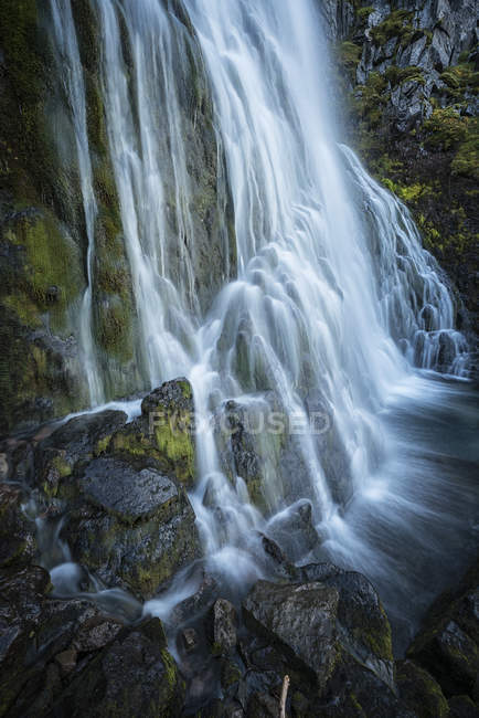 Cachoeira ao longo da estrada; West Fjords, Islândia — Fotografia de Stock