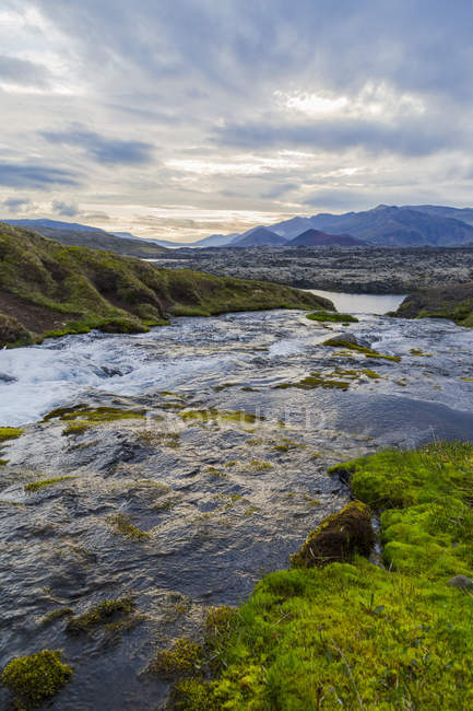 Magnifique rivière d'eau douce coule à travers une vallée dans l'ouest de l'Islande, Islande — Photo de stock