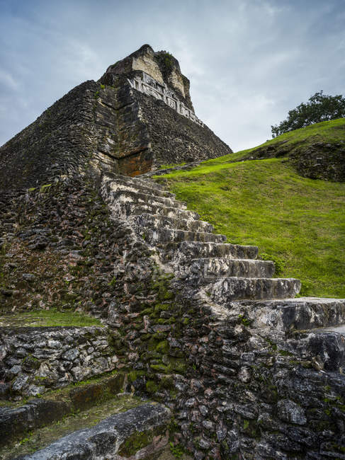 Escaliers en pierre altérés menant à un bâtiment dans un village maya, San Jose Succotz, district de Cayo, Belize — Photo de stock